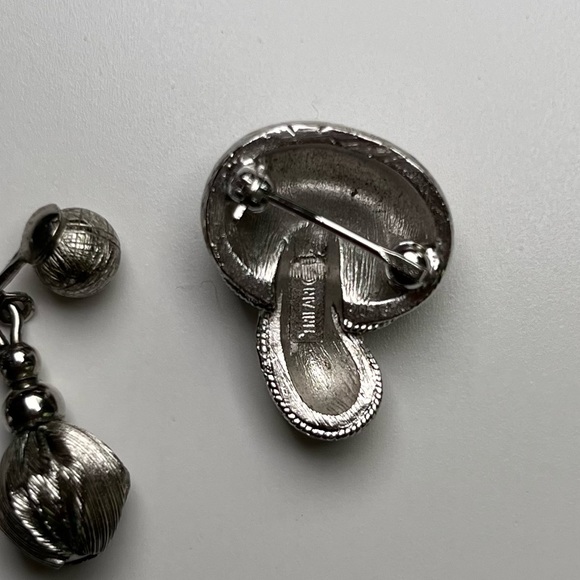 Vintage Silver Tone Clip-on Earrings and Brooch Lot - Picture 5 of 6